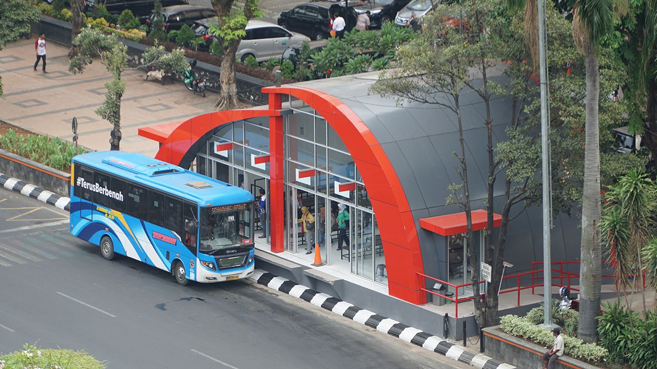 BRT Trans Semarang saat naik turunkan penumpang di halte Simpang LIma