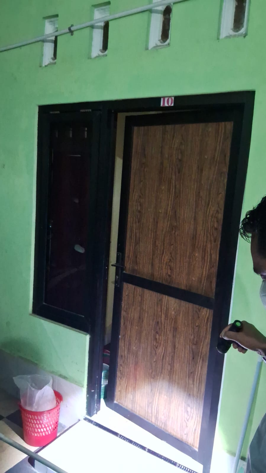 Polisi melakukan olah TKP di kamar kos korban.