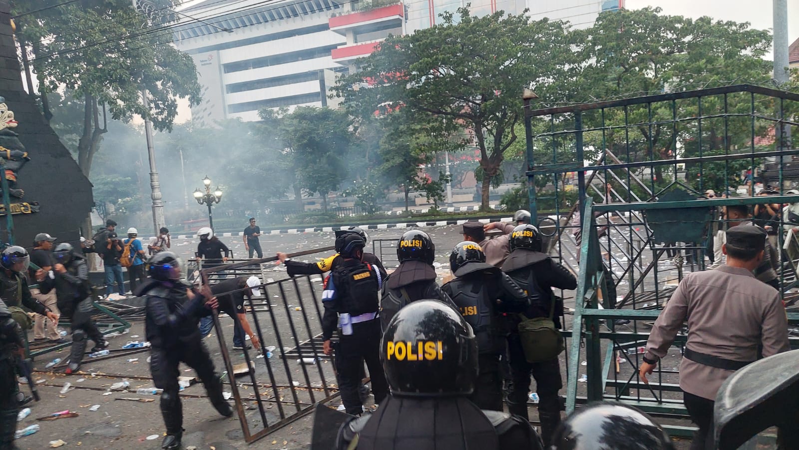 Massa Aksi Mau Day di Semarang Depan Gerbang Kantor Gubernur Ricuh, Berupaya Dobrak Pintu Pagar. (M Hariyanto/Jawa Pos Radar Semarang)