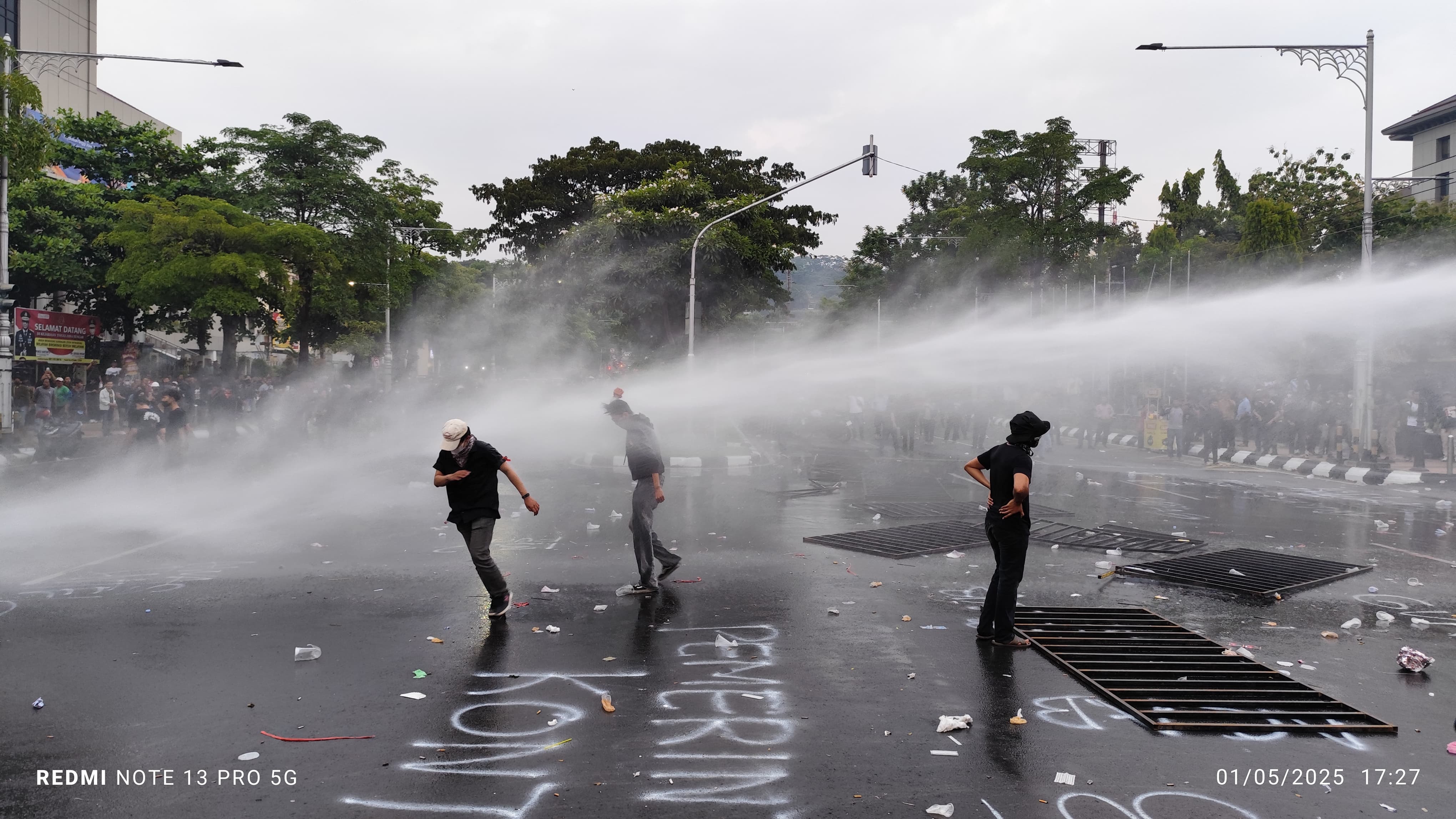 Aksi May Day di Jalan Pahlawan depan Kantor Gubernur Jateng dan DPRD Jateng berakhir ricuh, Kamis (1/5/2025) pukul 17.00.  (M Hariyanto/Jawa Pos Radar Semarang)