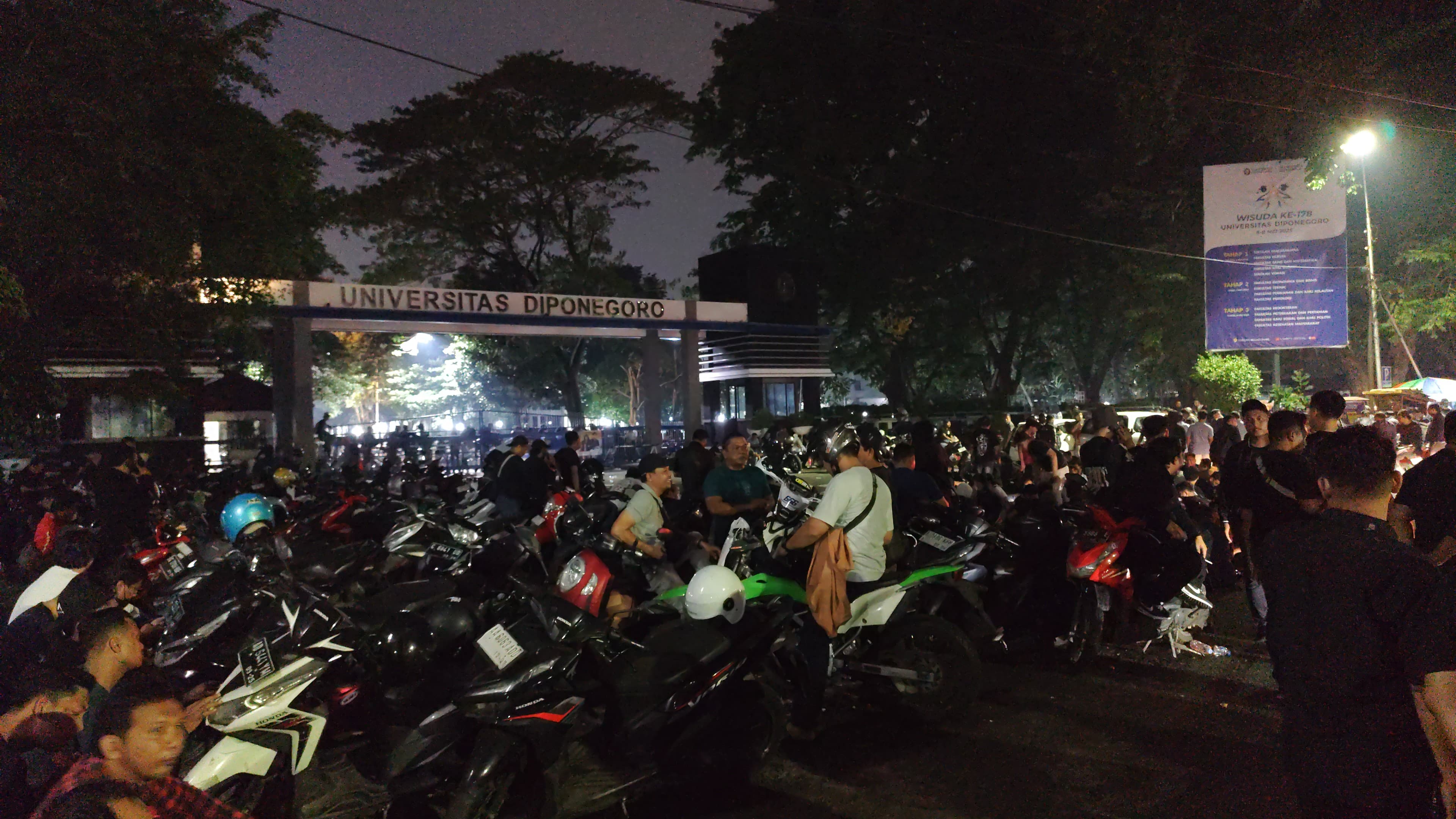 Puluhan orang yang diduga aparat kepolisian masih bertahan di depan gerbang kampus Undip Pleburan Kamis (1/5/2025).