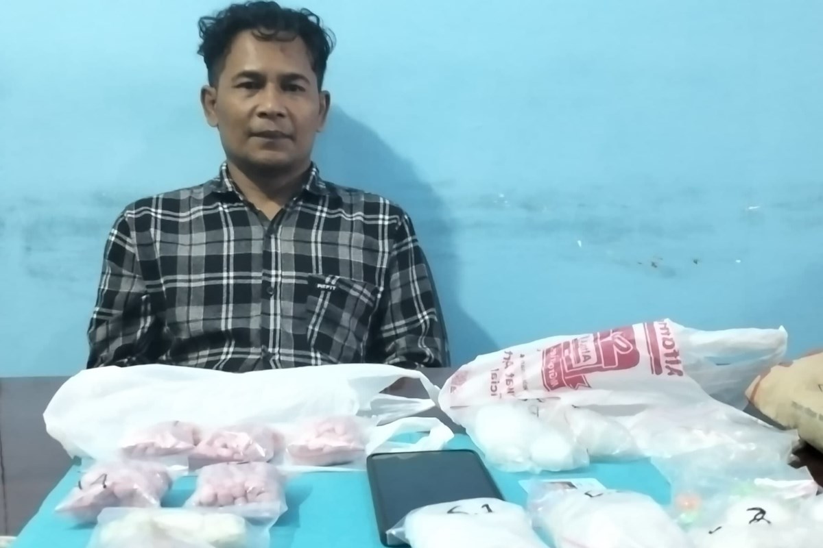 Tersangka JA dan barang bukti yang diamankan di Kantor BNNP Jateng.