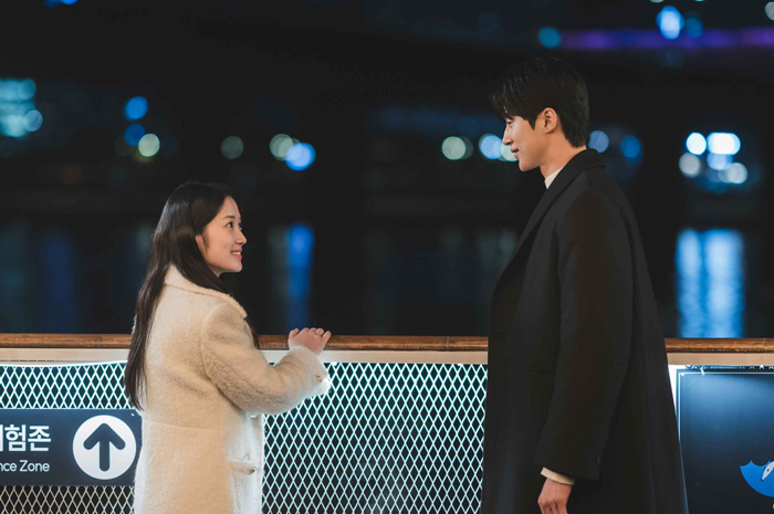 Salah satu scene dalam serial drama Korea Lovely Runner yang populer di awal tahun 2024, masih relate ditonton hingga saat ini.