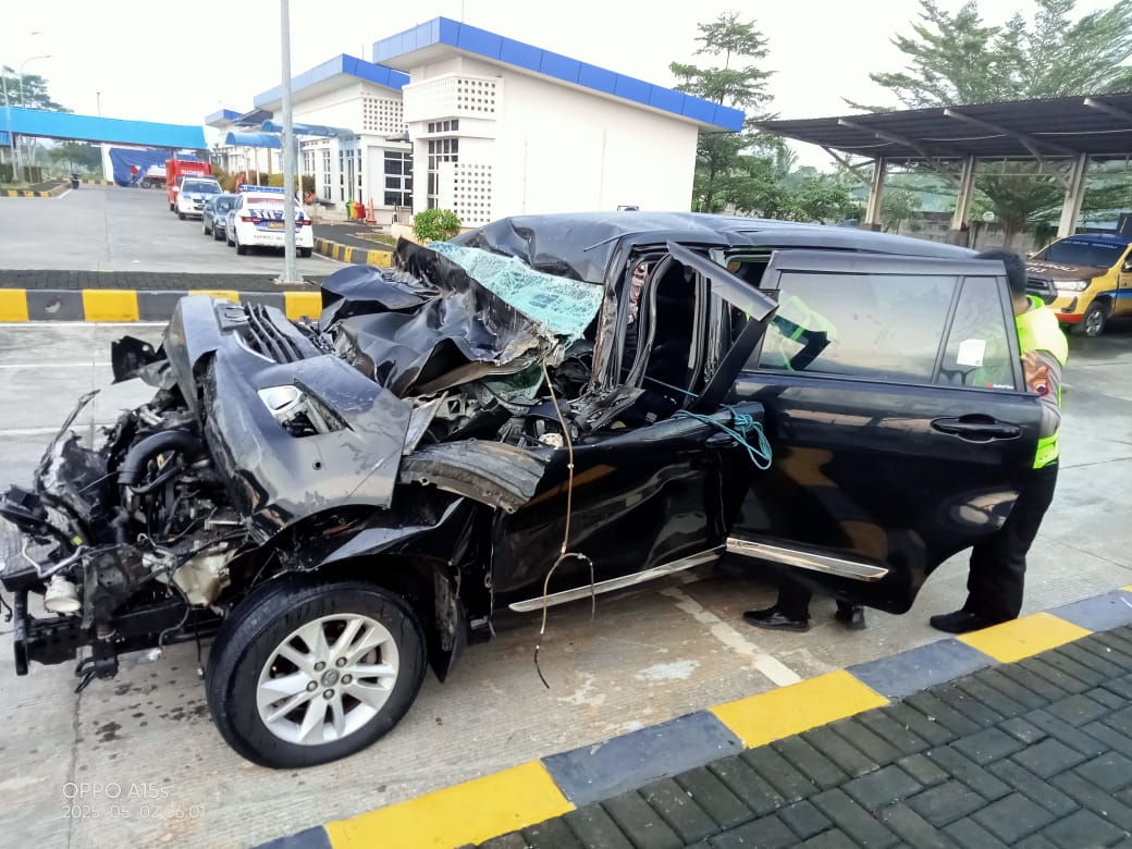 Kondisi Mobil Innova yang ditumpangi Anggota DPR RI dari Fraksi PKB Alamudin DImyati Rois bernomor polisi H1980 CM menabrak truk Fuso bernomor polisi K 1344 K di alan Tol KM 315+900 Jalur A.