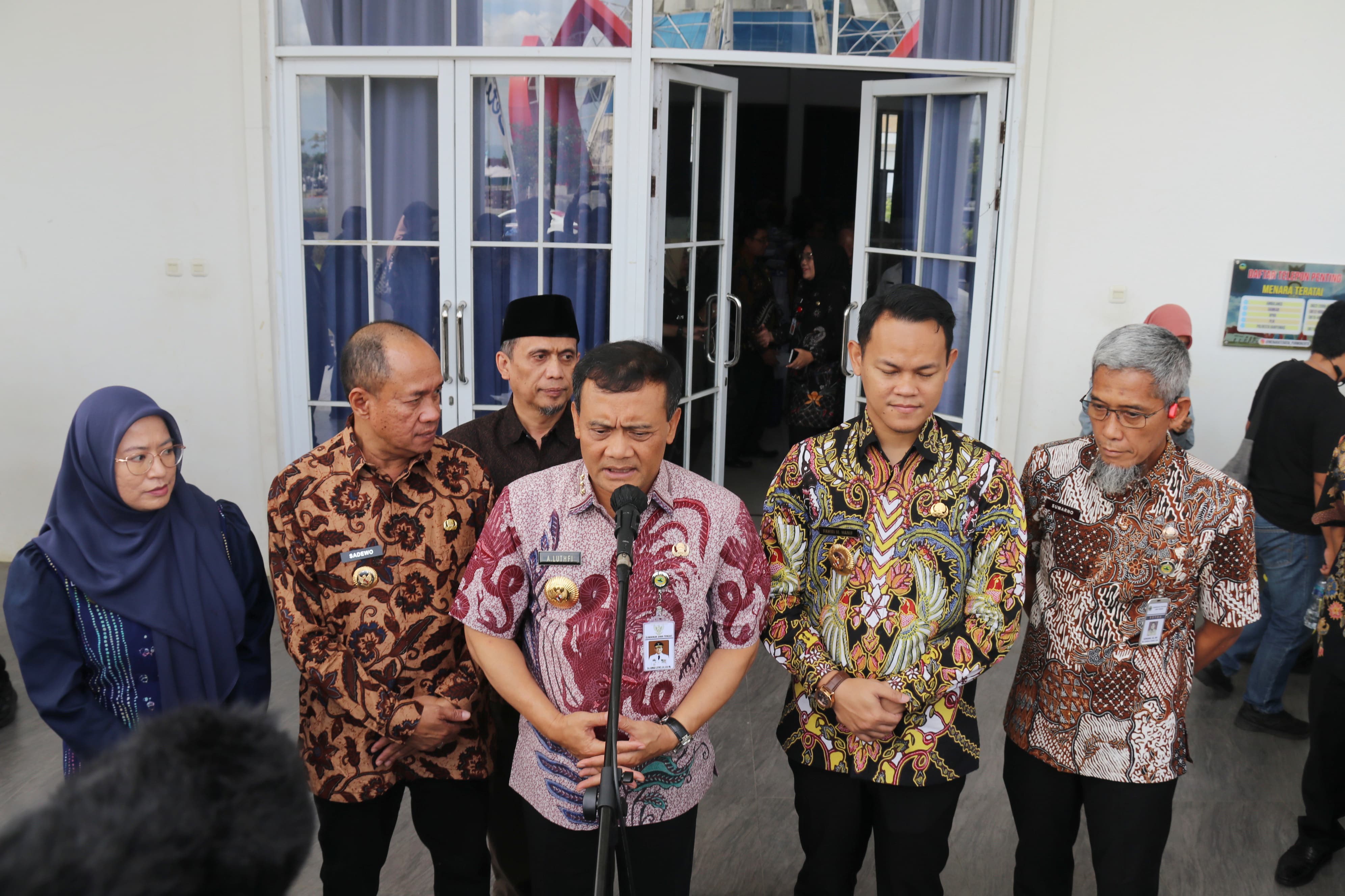 Gubernur Jateng, Ahmad Luthfi saat memimpin Musyawarah Perencanaan Pembangunan Wilayah (Musrenbangwil) Eks Karesidenan Banyumas di aula Menara Teratai, Purwokerto, Kabupaten Banyumas, Jumat( 2 /5)
