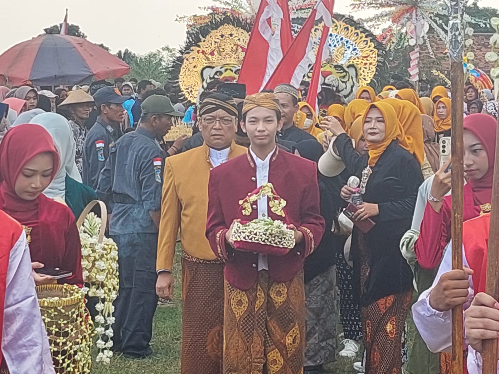 Pj Kades Mlaten, Kecamatan Mijen, Sunoto memimpin kirab budaya didesanya.(Wahibpribadi)