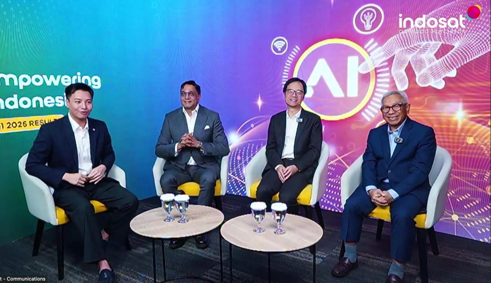 (nomor dua dari kiri) President Director and Chief Executive Officer of IOH Vikram Sinha bersama jajarannya memaparkan kinerja Indosat pada kuartal pertama 2025.
