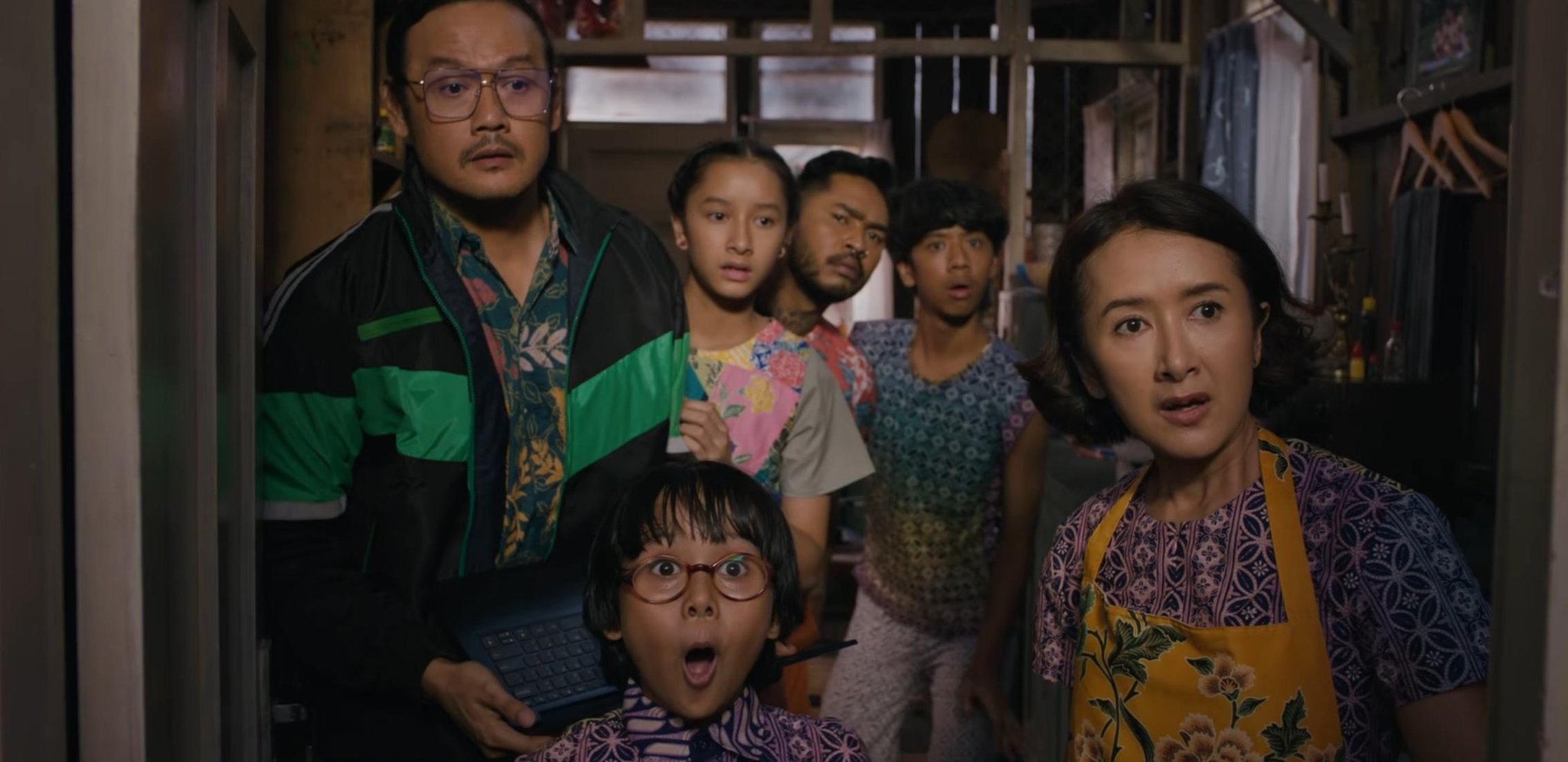 Dwi Sasono beserta keluarganya memainkan peran dalam film Keluarga Super Irit