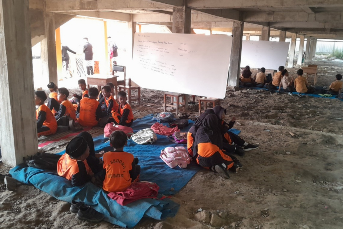 Para siswa SDN Bedono 1 belajar di kolong bangunan sekolah. (Wahibpribadi)