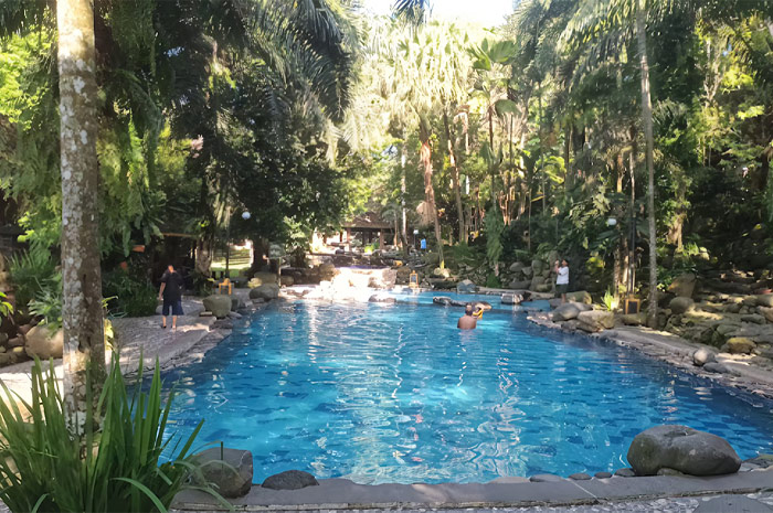 Watu Gunung Ungaran, wisata tersembunyi di Semarang dengan kolam alami dan arsitektur Jawa otentik.