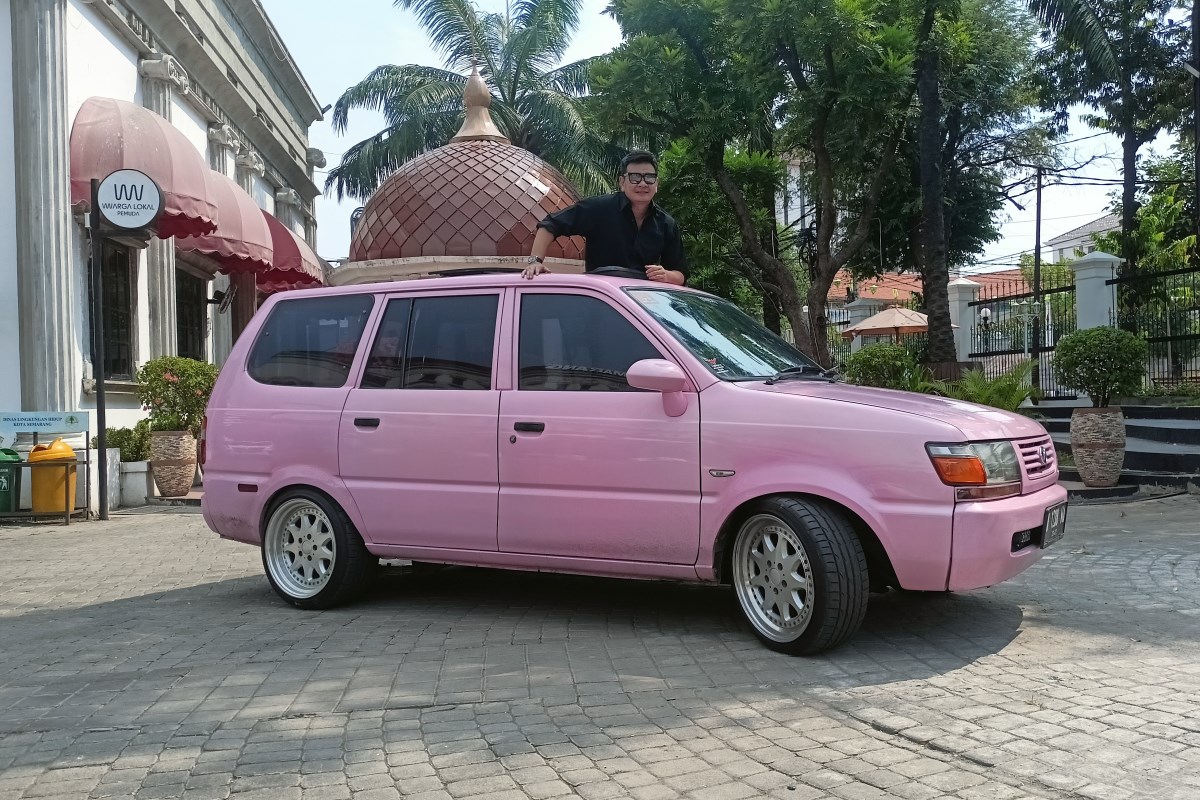 Yossie Y, ketika memamerkan mobil Kijang LGX pink kesayangannya. ADENNYAR WYCAKSONO/JAWA POS RADAR SEMARANG