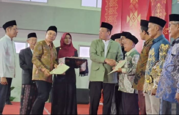 SERAHKAN SERTIFIKAT WAKAF : Menteri ATR/BPN Republik Indonesia Nusron Wahid dalam acara Silaturrahim dan Halal Bi Halal Ngumpulke Balung Pisah Warga NU di Aula Sekolah Nasima Jalan Yos Sudarso.