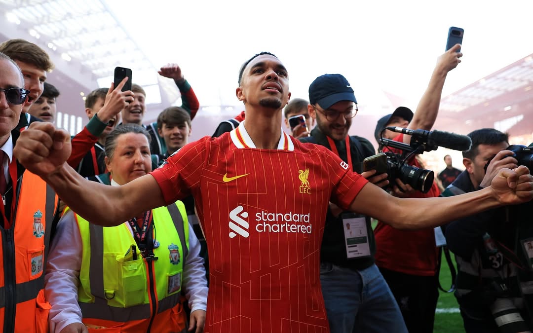 Trent Alexander Arnold merayakan gelar juara Liverpool bersama fans