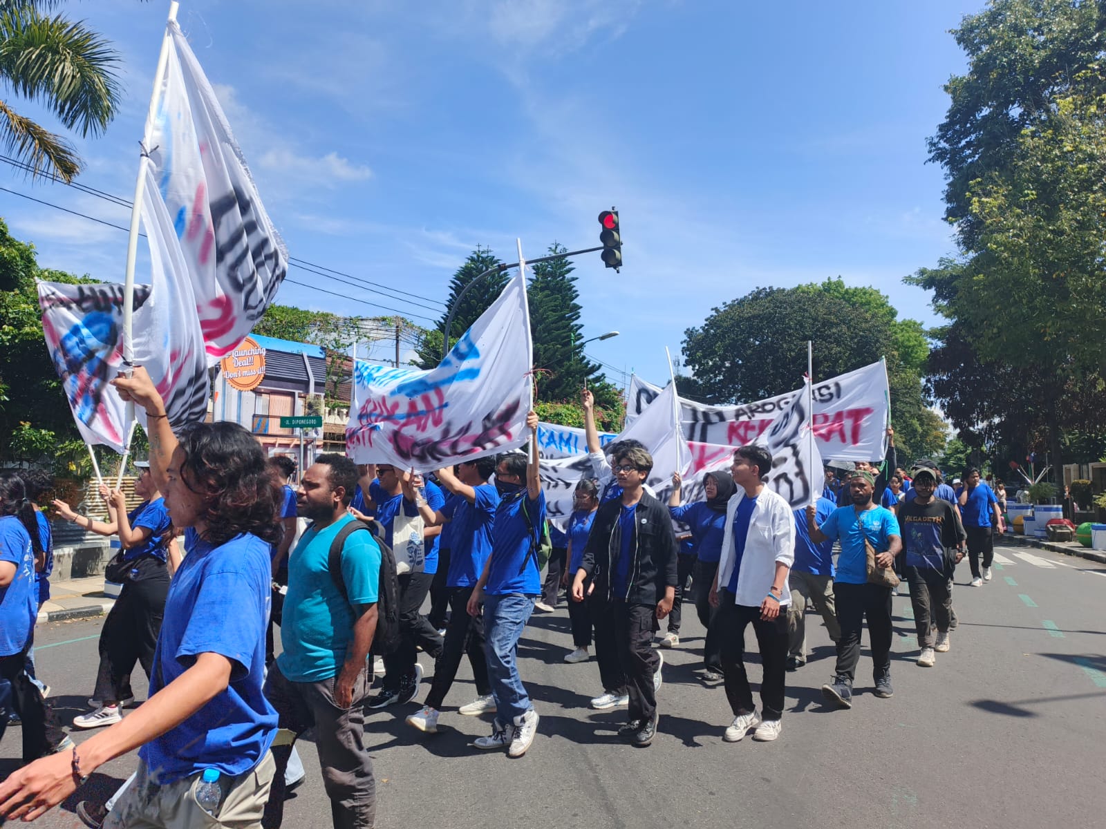 Mahasiswa dan doaen UKSW melakukan demo. (Dhinar Sasongko/Jawa Pos Radar Semarang)