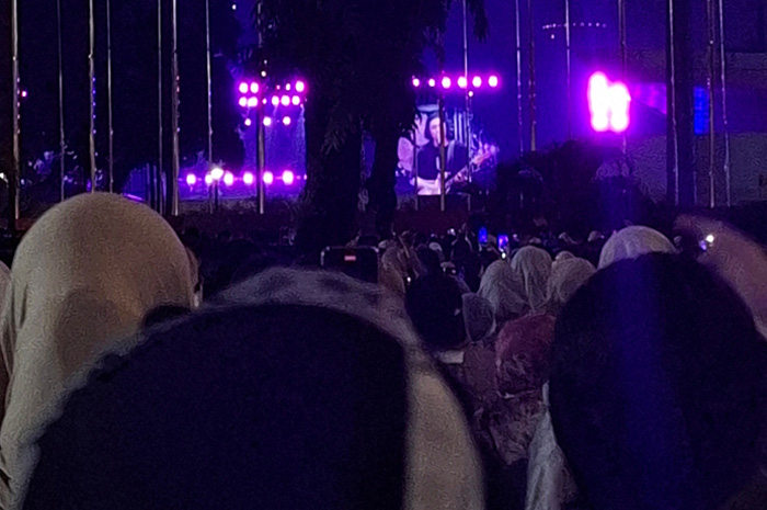 Kerumunan MyDay saat nonton konser DAY6 di Jakarta, Sabtu (3/5) malam.