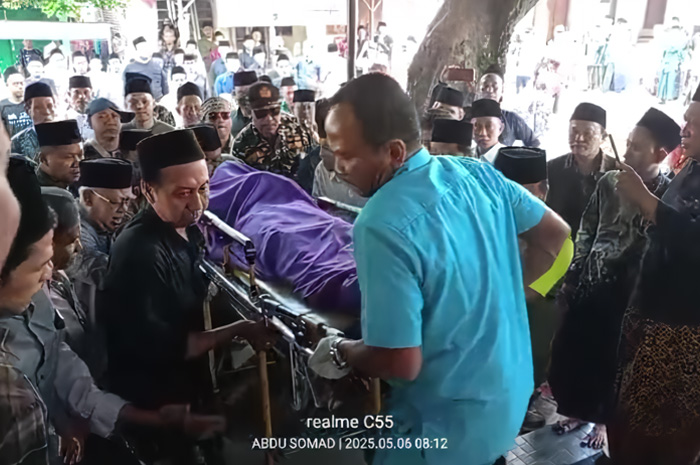 Jenazah almarhum Gus Alam tiba di Jagalan Kaliwungu dari RS Budi Rahayu Pekalongan.