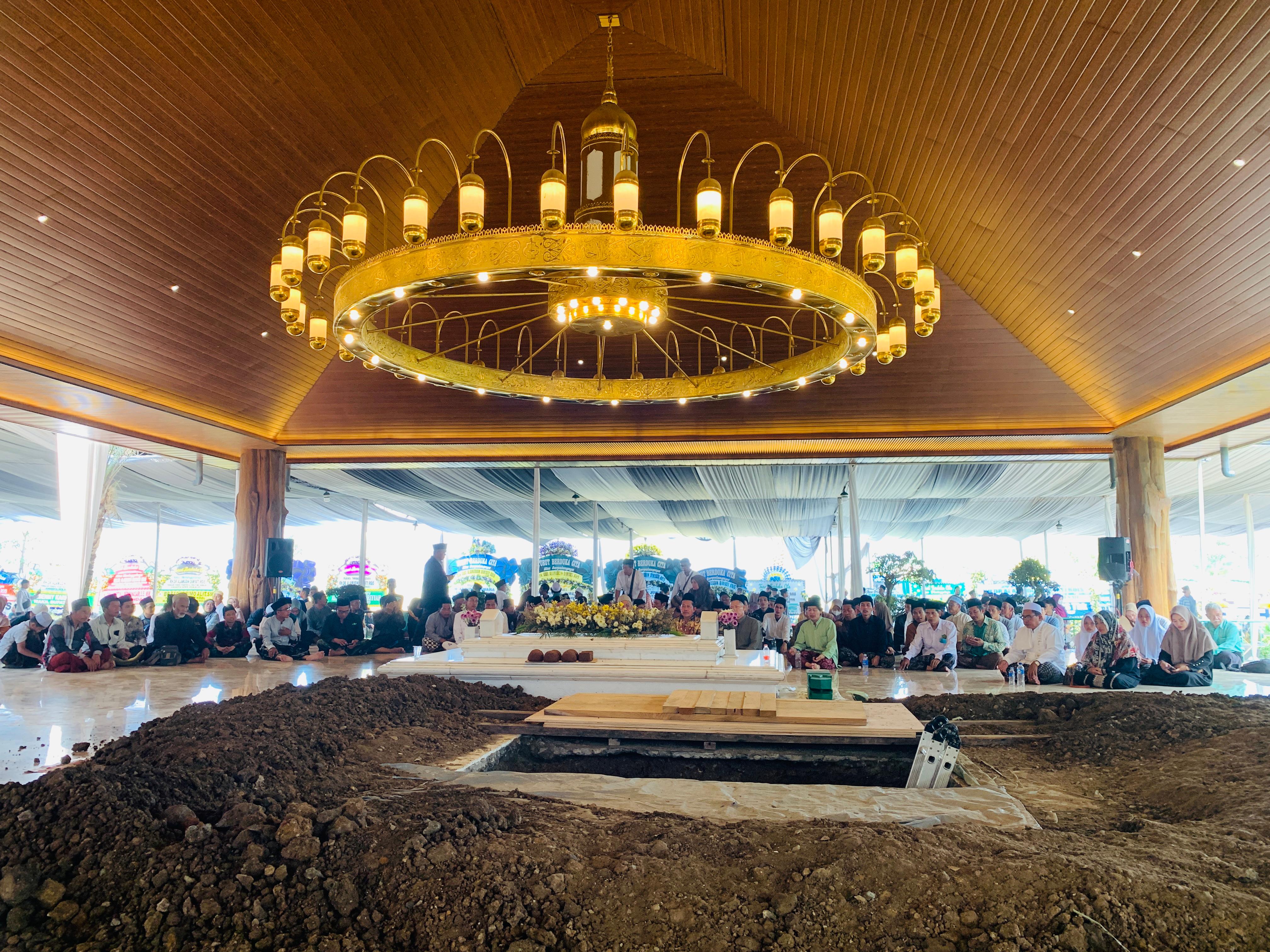 Gus Alam akan dimakamkan berdampingan dengan ayahandanya, KH Dimyati Rois, seorang ulama besar yang juga pendiri Pondok Pesantren Al-Fadlu Wal Fadlilah.