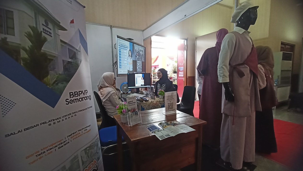 COBA PERUNTUNGAN : Jobseeker mencoba melamar pekerjaan di Naker Fest Kota Semarang 2025