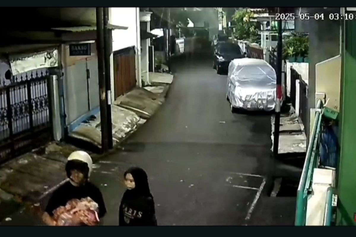 Terekam kamera CCTV sepasang muda-mudi nekat membuang bayi mereka diteras rumah warga, Minggu (4/5/2025).