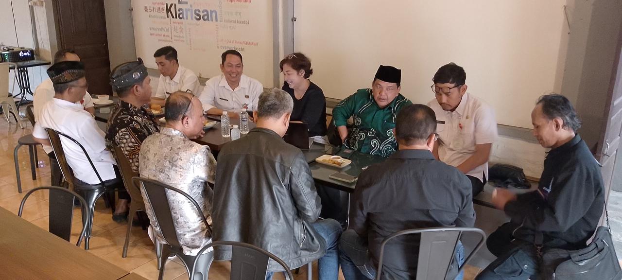 KONSOLIDASI: Kesbangpol menggelar pertemuan dengan FKSB dalam rangka silaturahmi dan konsolidasi berlangsung di Klarisan Coffee and Eatery, Jalan Kyai Saleh, Rabu (30/4/2025).