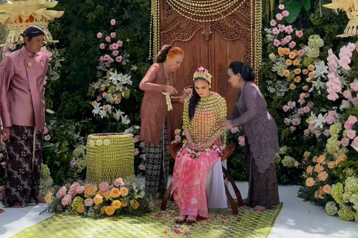 Pesona Luna Maya saat prosesi siraman bikin netizen meleleh.