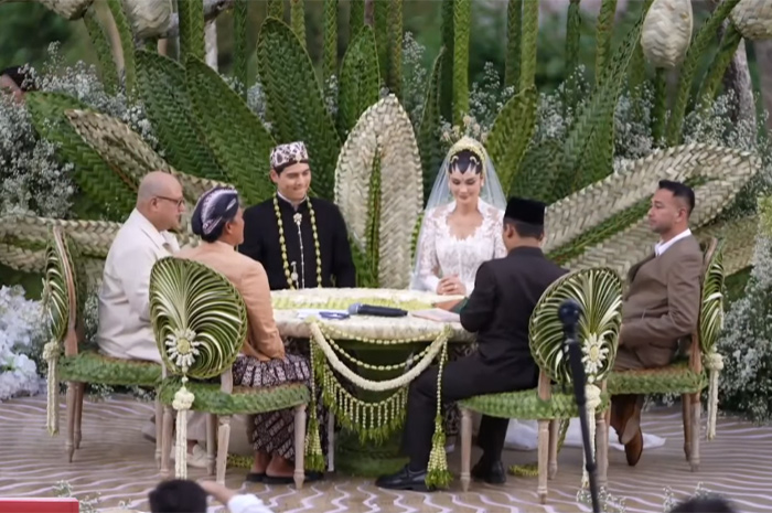Irwan Mussry dan Raffi Ahmad terlihat sebagai saksi nikah saat prosesi akad nikah di pernikahan Luna Maya dan Maxime Bouttier di Bali, Rabu 7 Mei 2025.