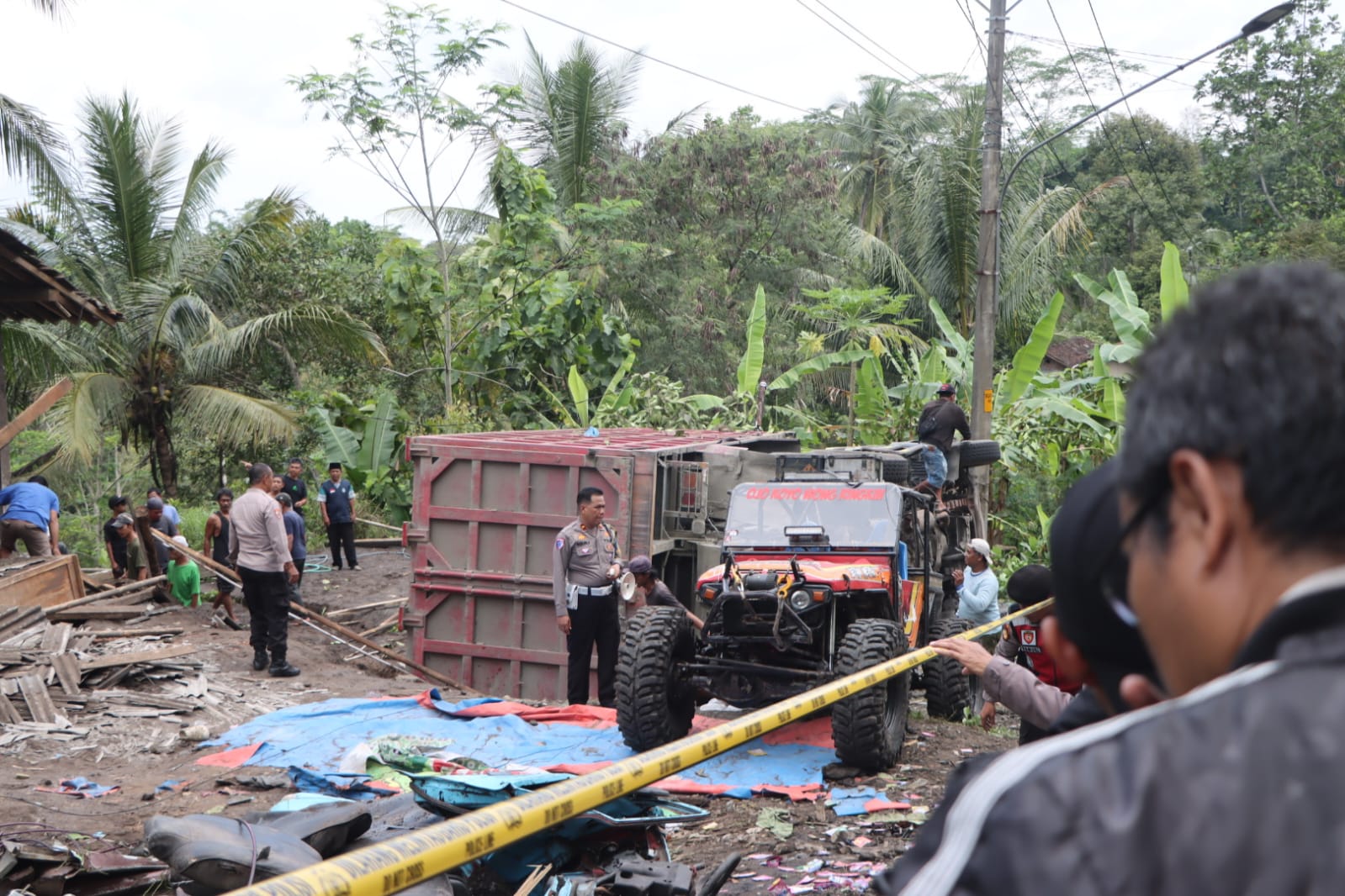 Kepolisian mendatangi lokasi mengamankan lokasi dan melakukan olah TKP.