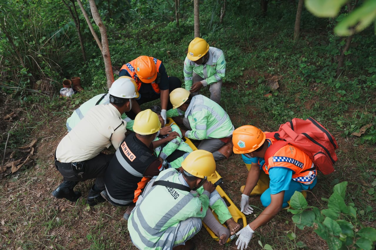 Tim Medis melakukan tindakan pertolongan kepada korban pada kegiatan simulasi tanggap darurat yang dilaksanakan di area reklamasi tambang tanah liat Pabrik Rembang, (Jumat, 25 April 2025).