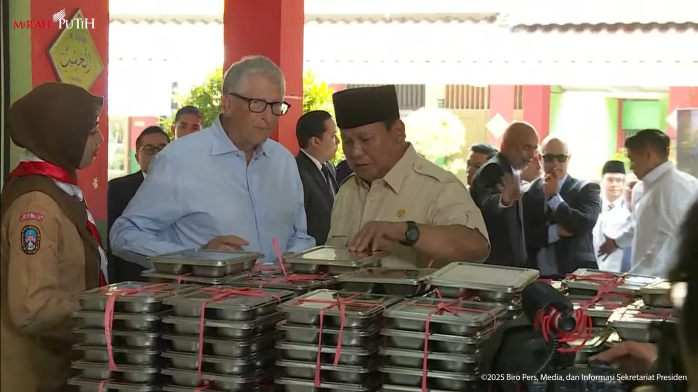 Presiden Prabowo Subianto mendampingi pendiri Gates Foundation, Bill Gates, untuk melihat langsung pelaksanaan program Makan Bergizi Gratis (MBG) di SDN Jati 03, Pulau Gadung, Jakarta Timur, Rabu(7/5)