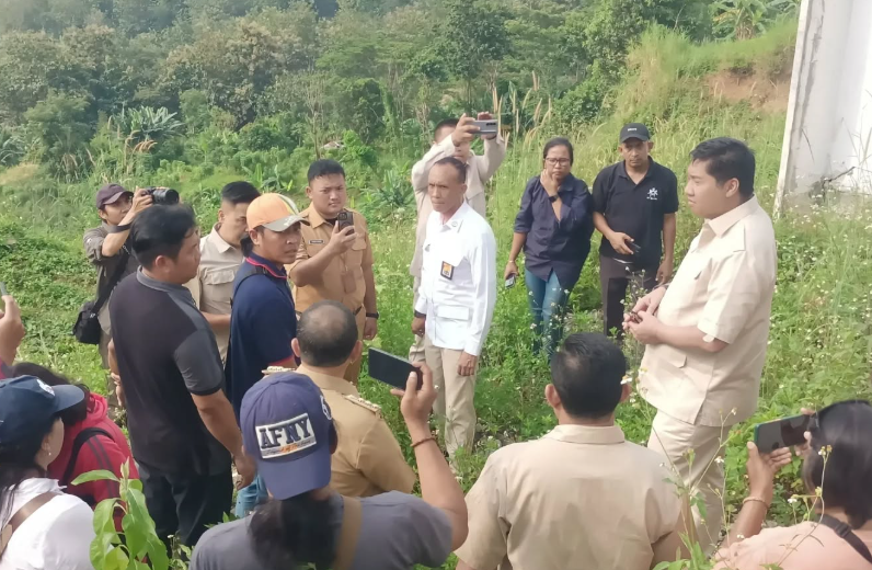 Menteri Perumahan dan Permukiman Indonesia, Maruarar Sirait ketika memantau Perumahan Ungasaran Asri Regency atau Punsae yang ada di Desa Kalongan, Kecamatan Ungaran Timur, Kabupaten Semarang