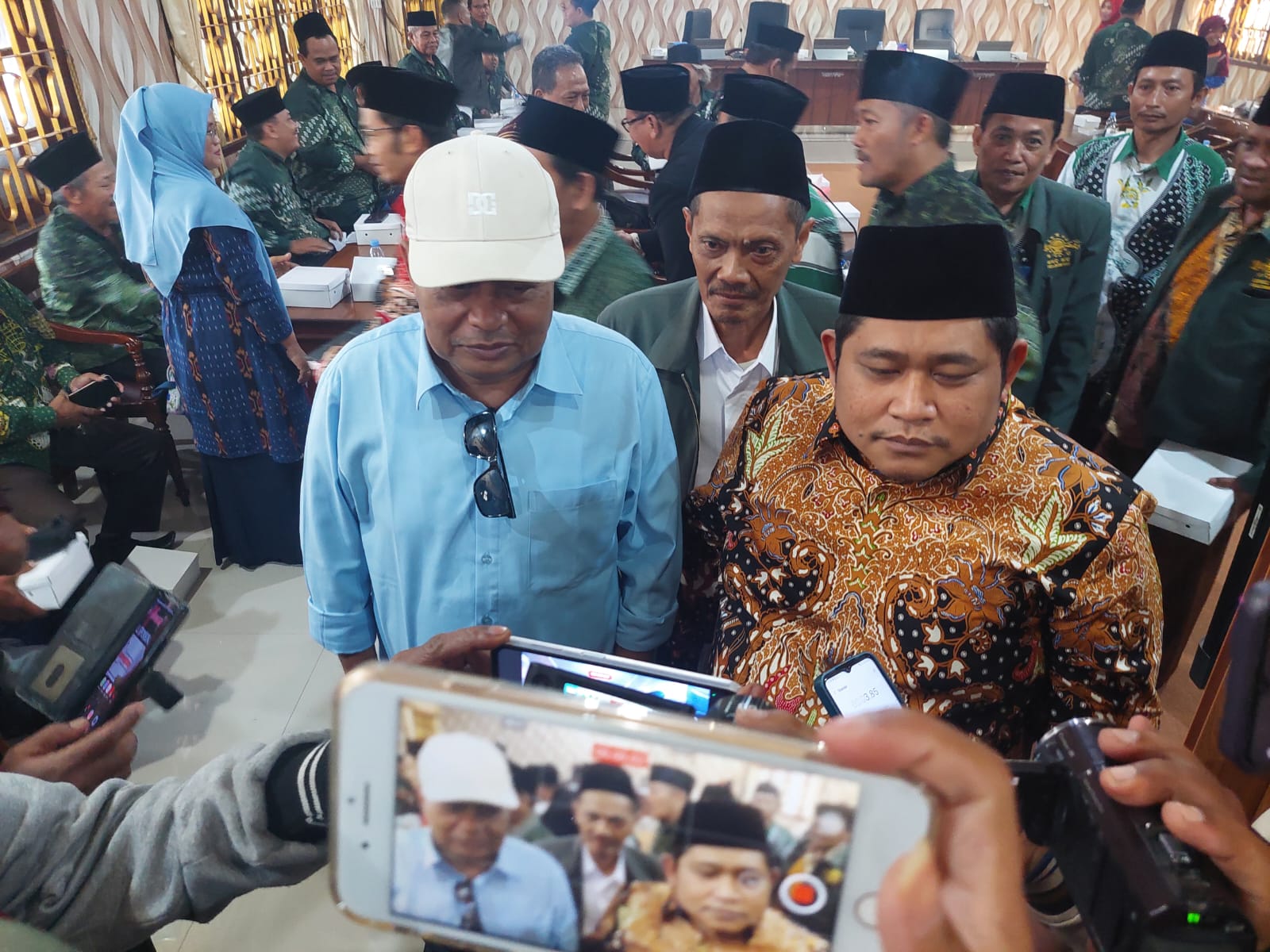 Ketua DPRD Demak H Zayinul Fata bersama Wakil Ketua H Maskuri memimpin audiensi dengan MWC NU Sayung dan Bonang soal bencana rob pesisir.(Wahibpribadi)