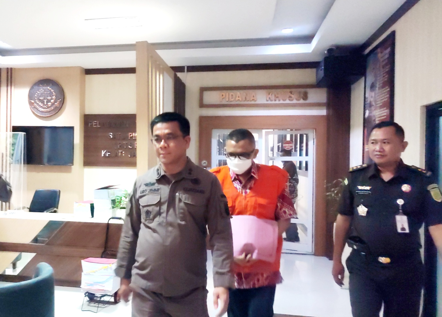 Tersangka korupsi pembelian tanah, IZ seorang mantan Kabag Perekonomian Setda Cilacap ditahan Kejati Jateng, Kamis (8/5/2025).