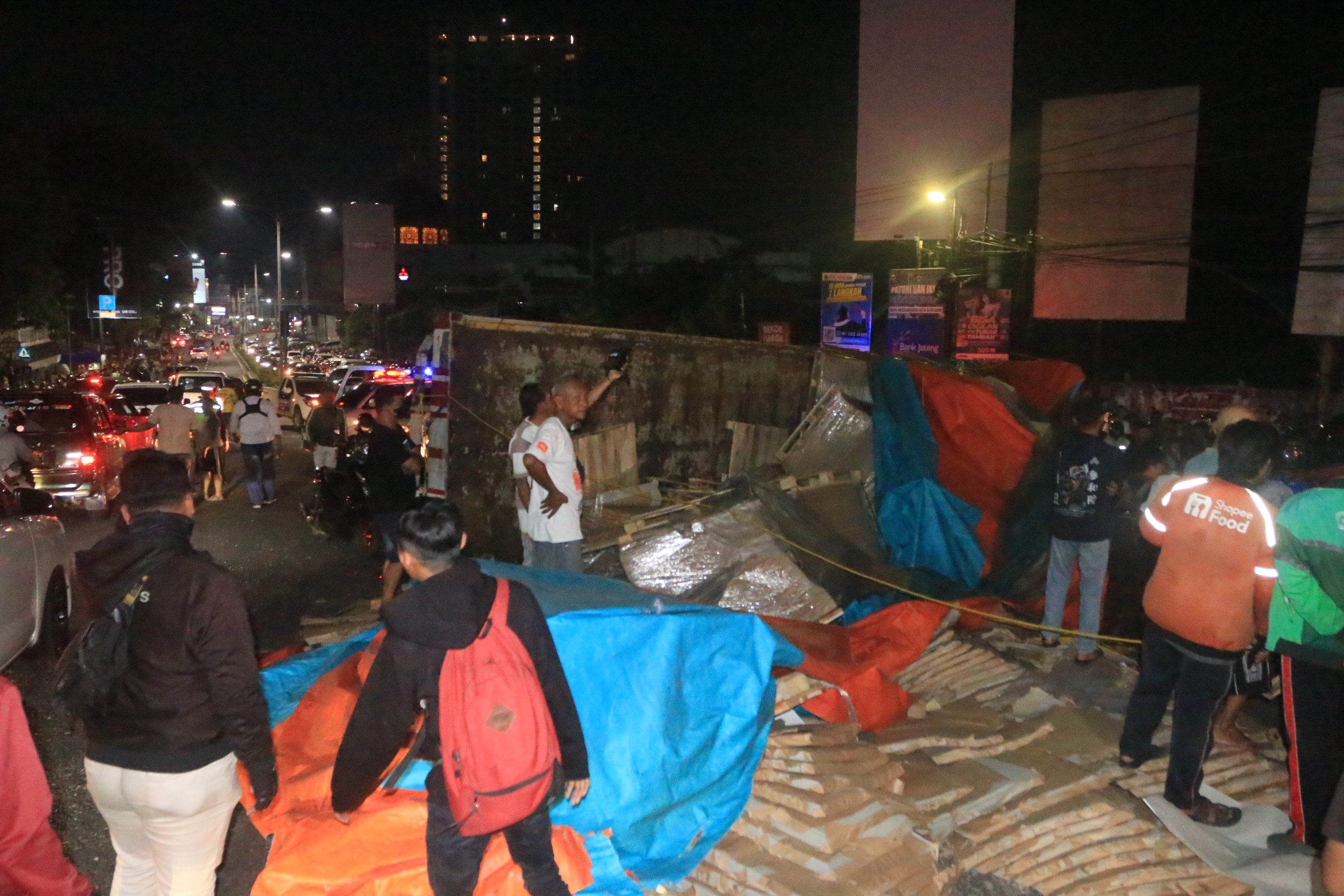 Kecelakaan maut terjadi di turunan jalan raya tanah putih, Kecamatan Candisari, Kamis (8/5/2025) sekitar pukul 19.30. (Nurchamim/Jawa Pos Radar Semarang)