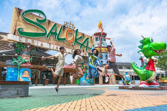 Keseruan wisata keluarga di Saloka Theme Park.