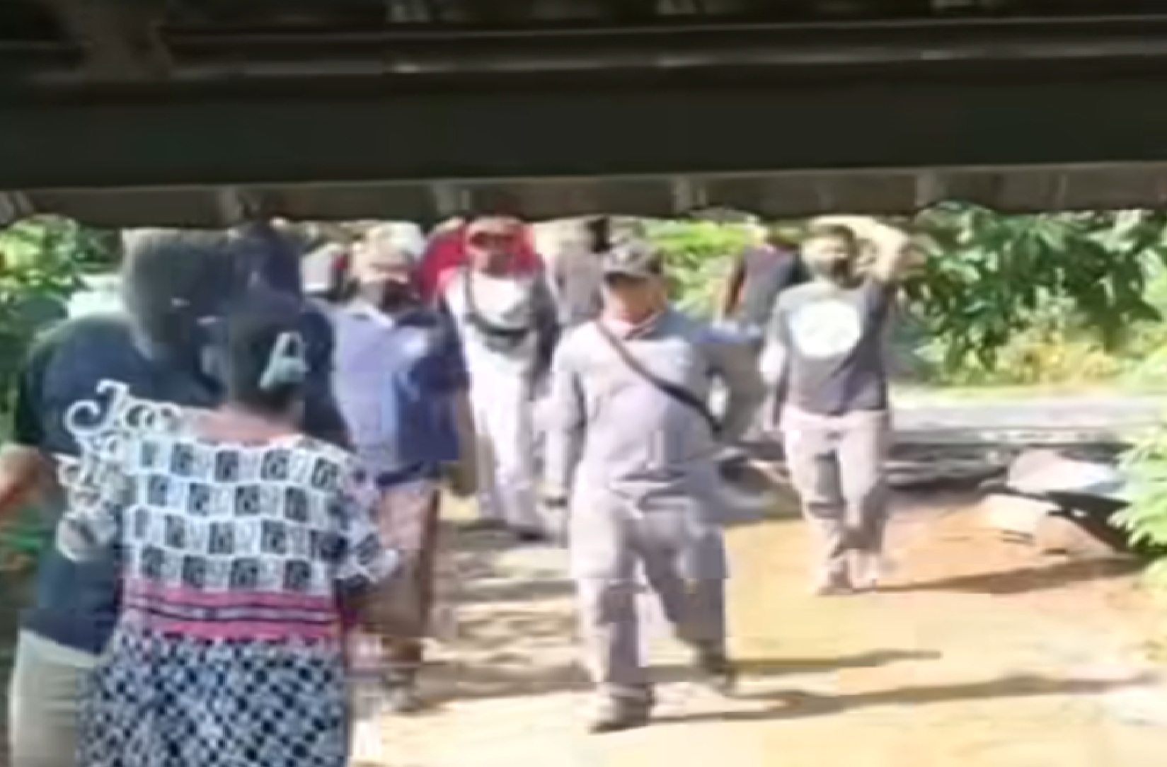 Seorang keluarga petani bersitegang dengan pria yang diduga preman sewaan sebuah pabrik, di Pati, Rabu (7/5/2025).
