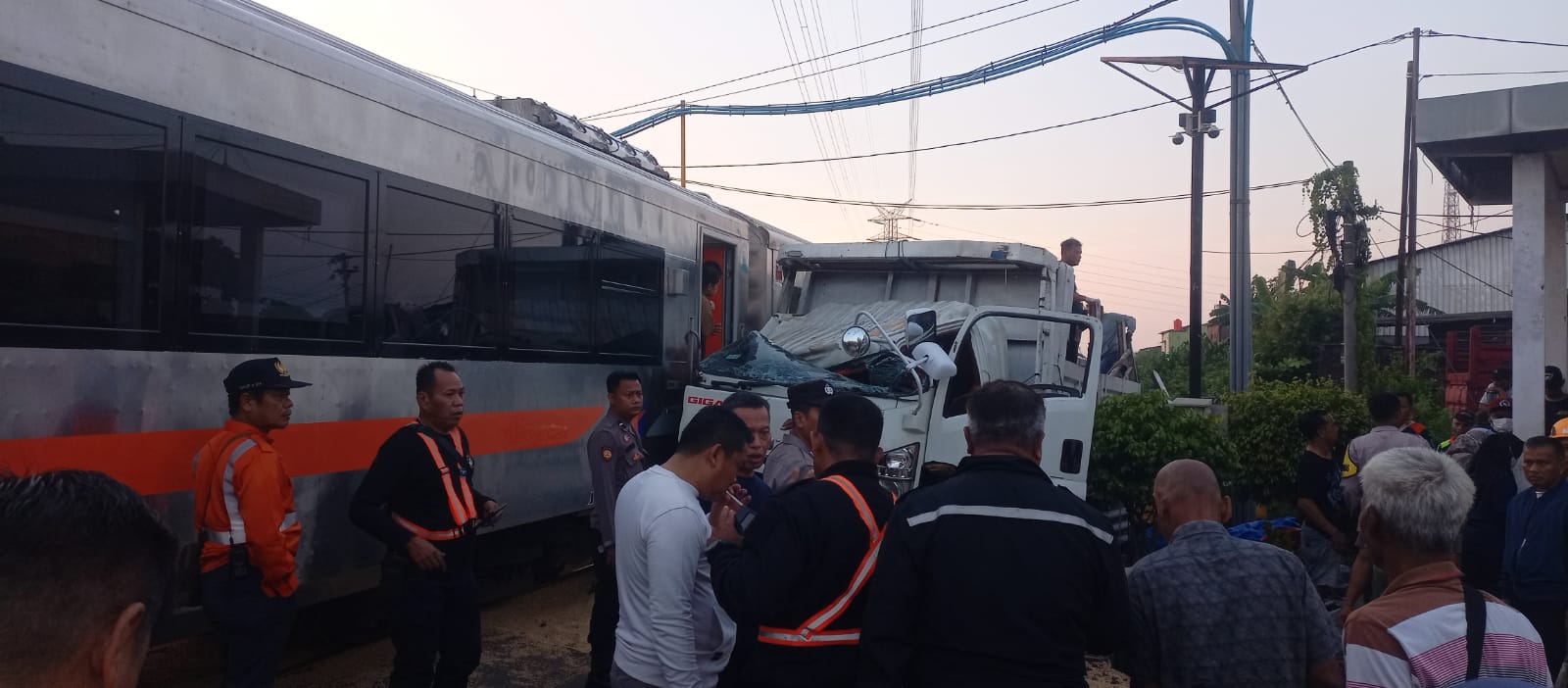 KA Harina Relasi Bandung-Semarang-Surabaya Tertemper Truk di perlintasan terjaga Kaligawe Semarang,  diantara petak jalan Semarang Tawang &ndash; Alastua