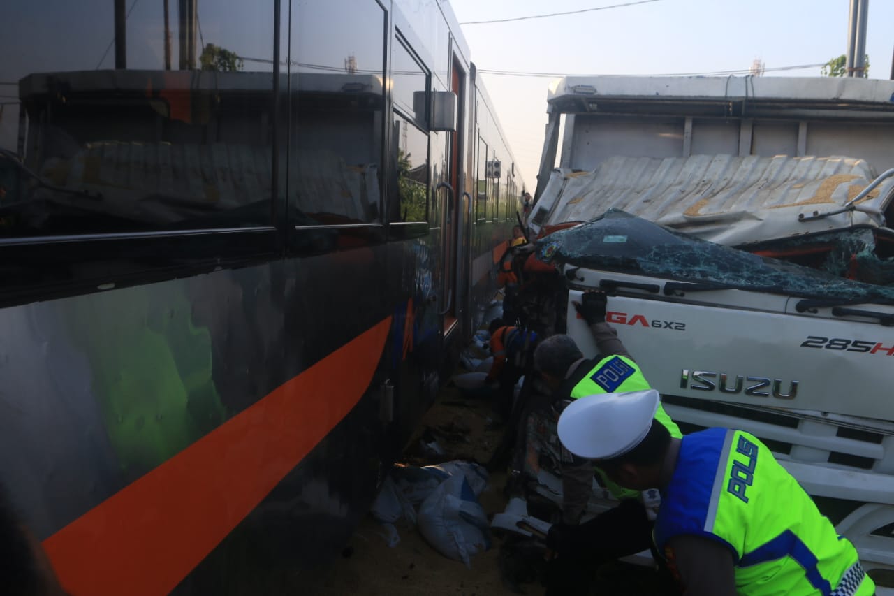 KA Harina Relasi Bandung-Semarang-Surabaya Tertemper Truk di perlintasan terjaga Kaligawe Semarang, diantara petak jalan Semarang Tawang &ndash; Alastua