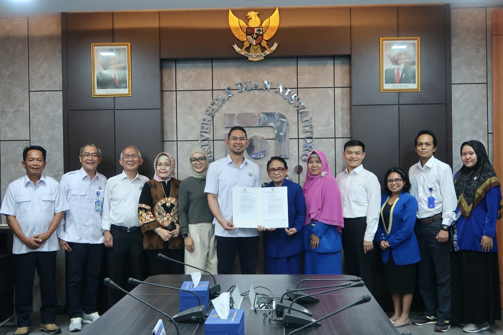 Dekan Fakultas Kedokteran Udinus, Dr. dr. Hendriani Selina, Sp.A(K)., M.A.R.S., menerima dokumen akreditasi Baik Sekali dari Tim Asesor LAM-PTKes yg melakukan kunjungan selama 4 hari (19&ndash;22 Maret).