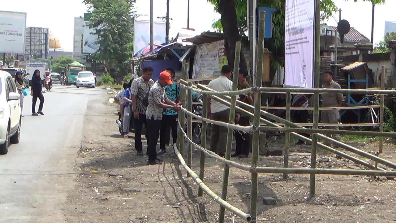 Proses Penutupan TPS oleh DLH Kendal: Petugas DLH Kendal saat melakukan penutupan TPS di Jalur Pantura Kaliwungu.