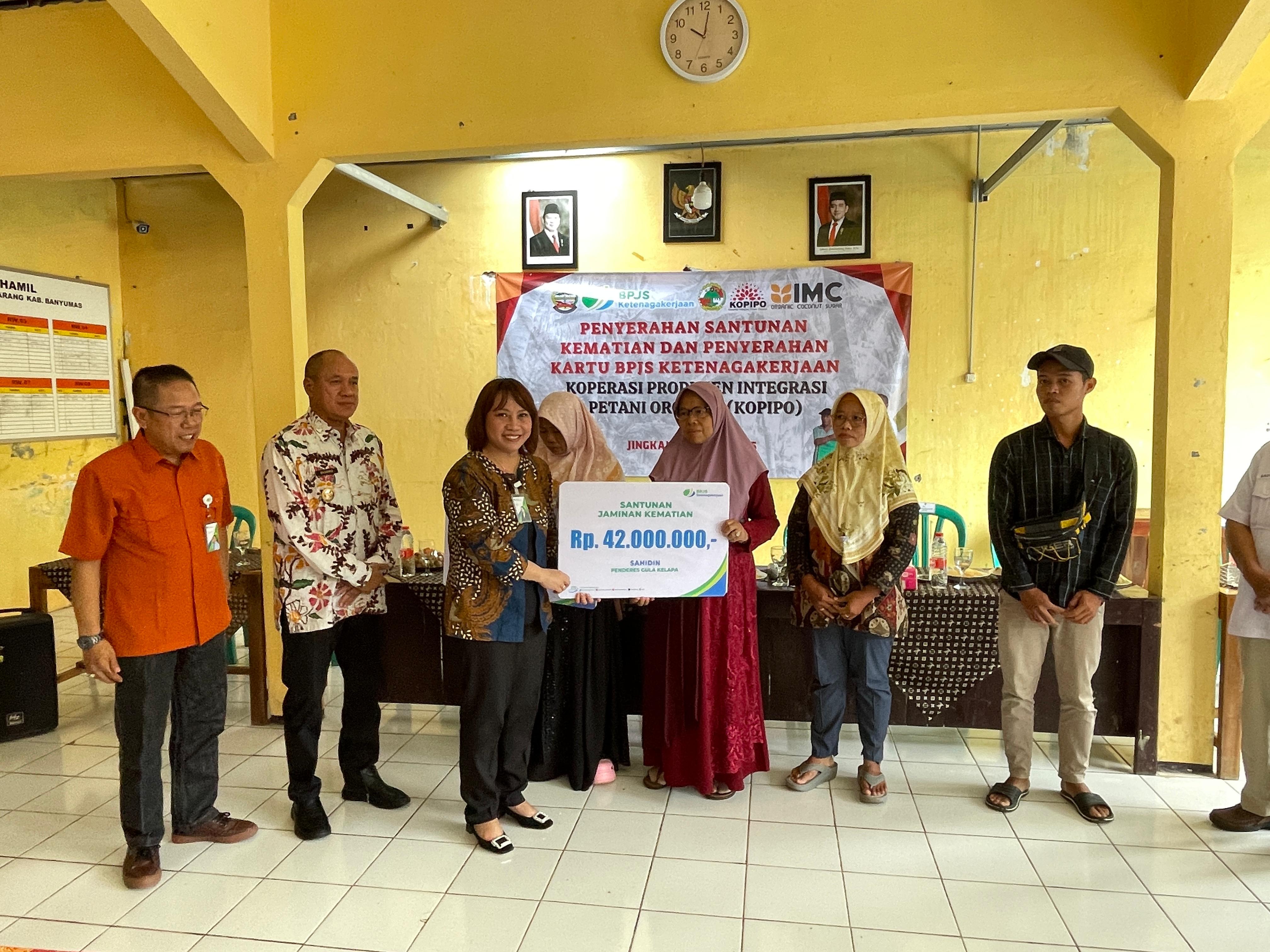 Penyerahan santunan kematian dan penyerahan kartu BPJS Ketenagakerjaan di Banyumas.