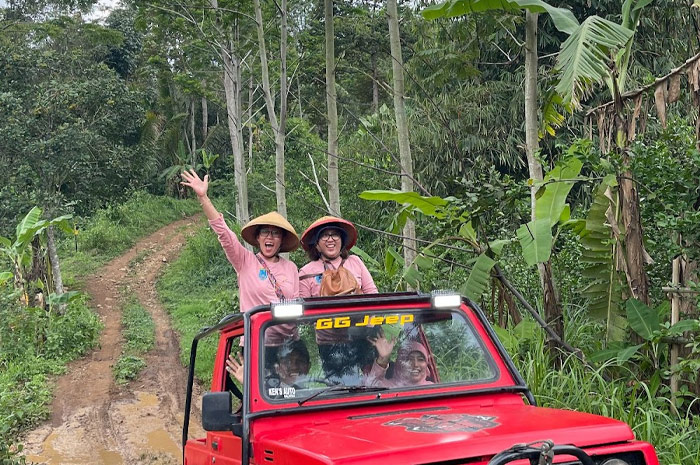 Jeep Cassava Garden, salah satu aktivitas Wisata Edukasi Argotelo di Salatiga.
