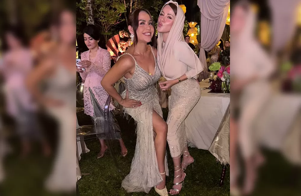 Tampilan gaya berbusana Olla Ramlan di pernikahan Luna Maya di sebuah resot di Bali. Busana yang terlalu ketat yang menjadi perdebatan netizen.