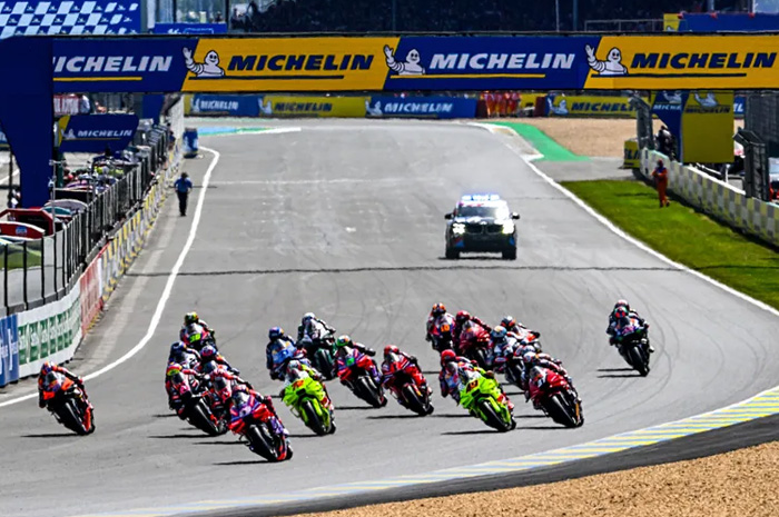 Sejumlah pembalap MotoGP di lintasan sirkuit.