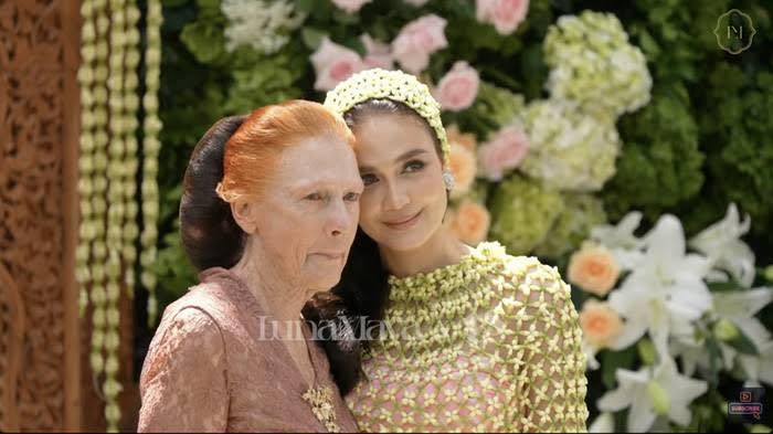 Potret Luna Maya Bersama sang Ibu Desa Maya