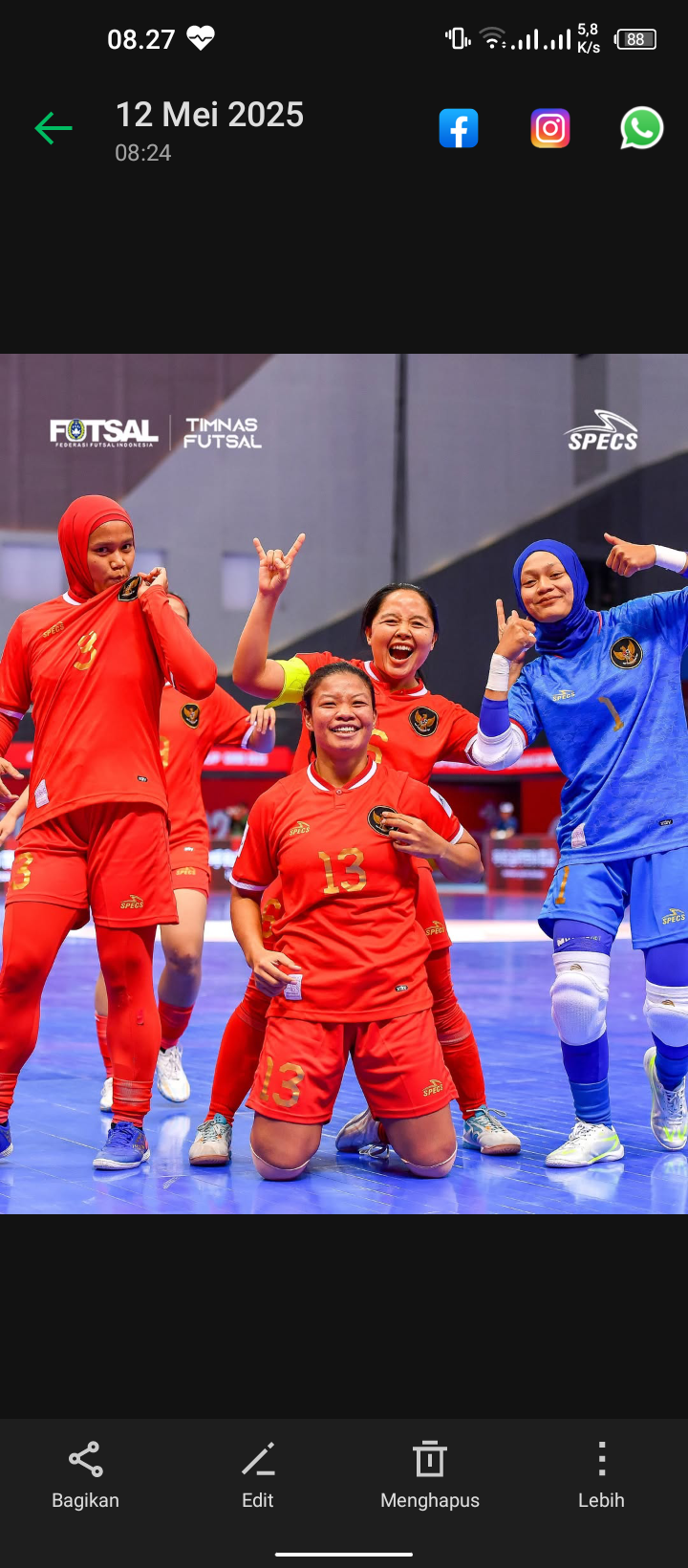 Punggawa Timnas Futsal Putri Indonesia merayakan kemenangan usai pertandingan