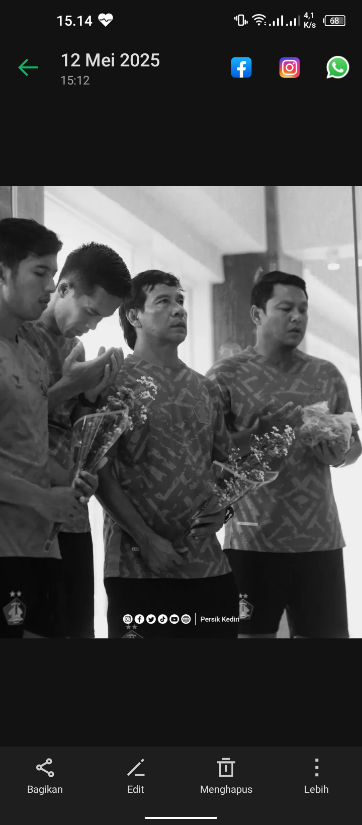 Official tim Persik Kediri memanjatkan do