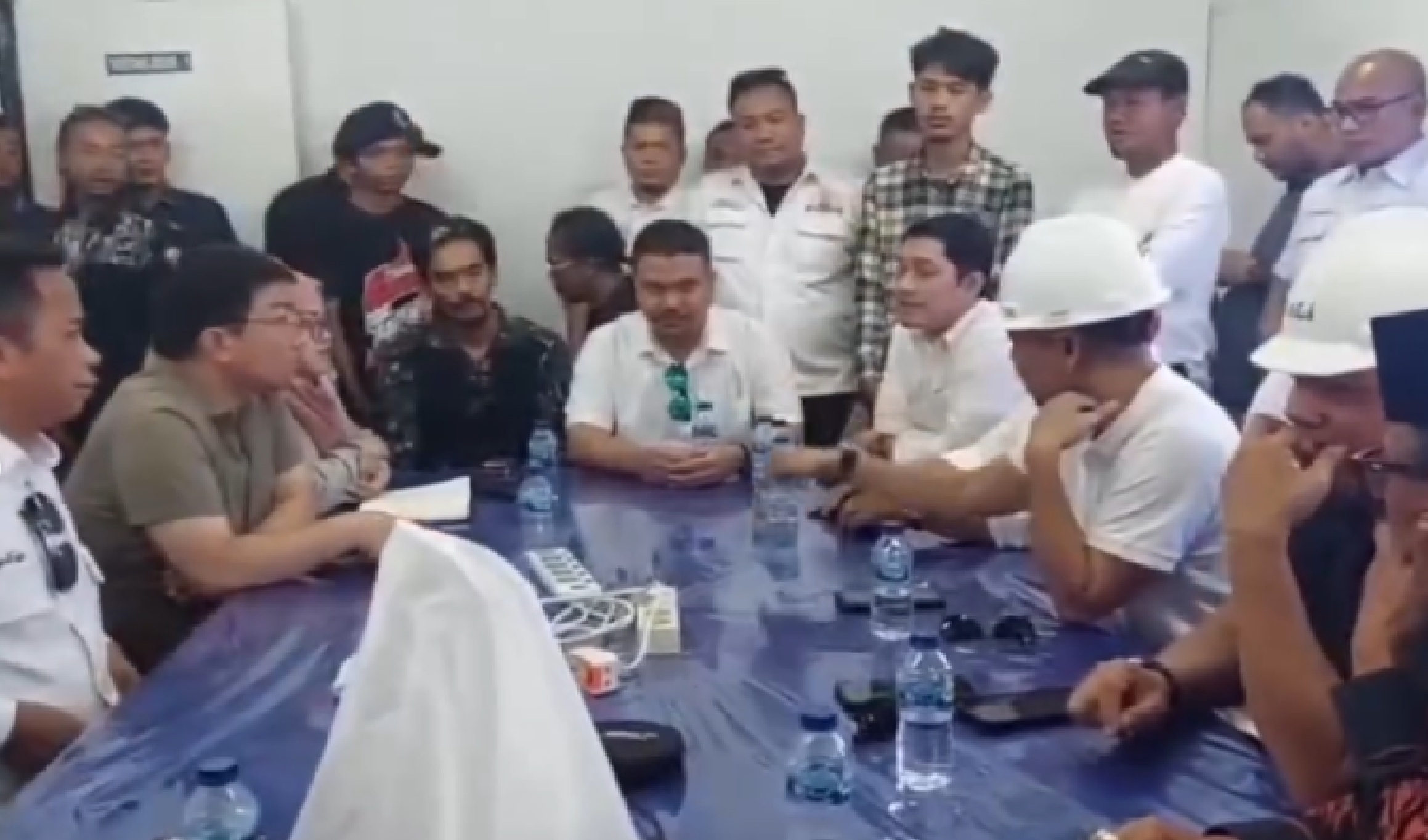 Rombongan yang diduga kadin ini melakukan audinsi dengan investor asing PT Chandra Asri Alkali (CAA) di kawasan industri Krakatau Steel, Cilegon.