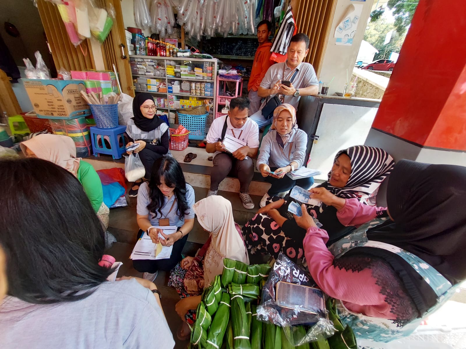 BPR Karti Centra Artha menggelar gerebek pasar untuk mengajak masyarakat berinvestasi deposito.