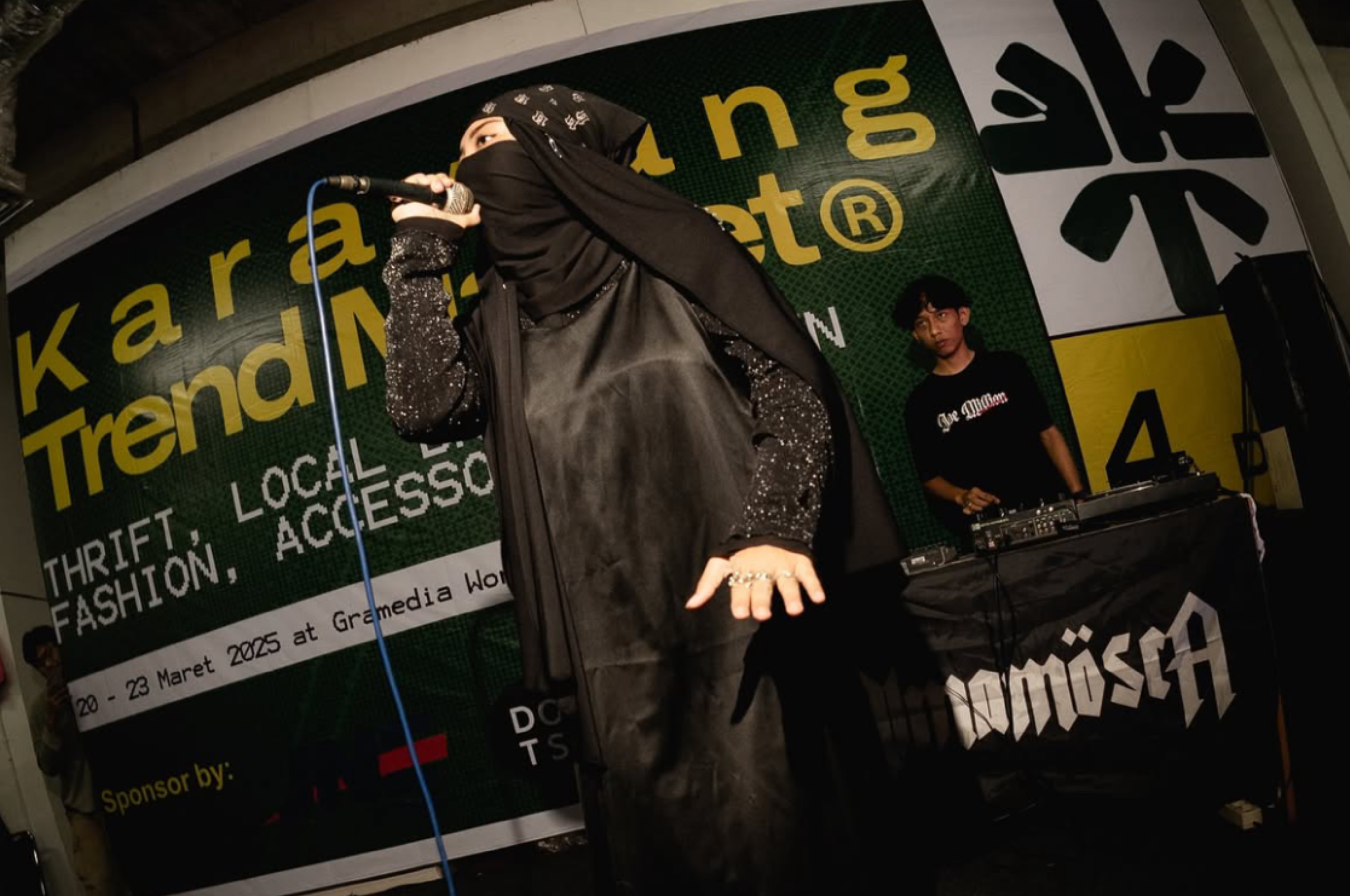 Potret: Almamosca, Rapper Perempuan Bercadar Asal Karawang