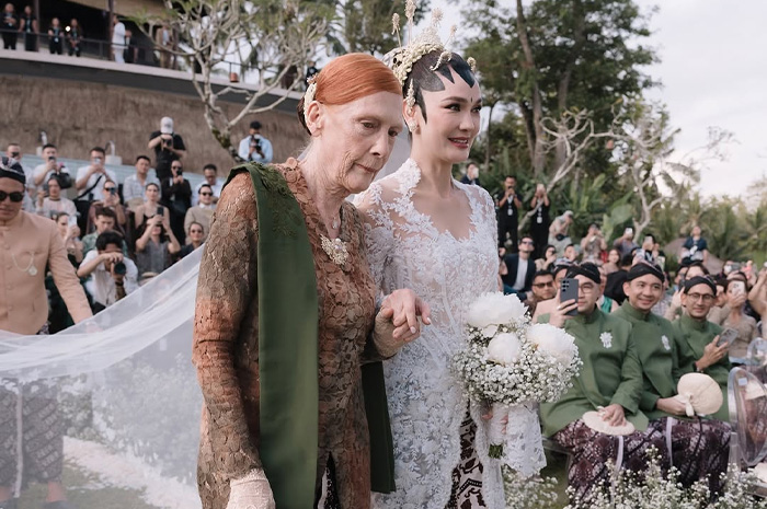 Desa Maya Waltraud Maiyer, ibu Luna Maya saat prosesi pernikahan di The Ubud Village and Resort, Bali, pada Rabu, 7 Mei 2025.